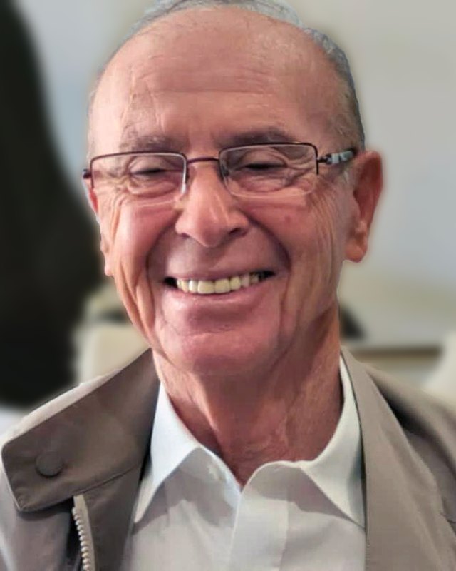 José Manuel García González, sonriente, con gafas, camisa blanca y chaqueta beis
